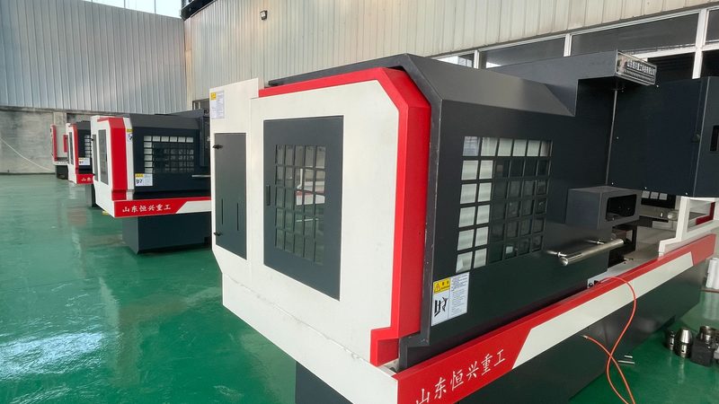 关注关键指标：主轴精度、数控系统、防护等级等